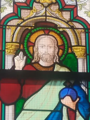 Vitrail Baie 8 : Salvator Mundi dans l'Église Saint-Jean-Baptiste d'Harcanville