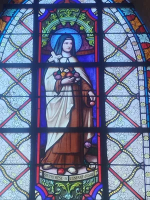 Vitrail Baie 9 : Sainte-Thérèse de l'enfant Jésus dans l'Église Saint-Jean-Baptiste d'Harcanville