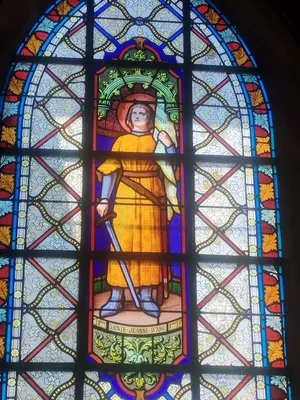 Vitrail Baie 10 : Sainte-Jeanne-d'Arc dans l'Église Saint-Jean-Baptiste d'Harcanville