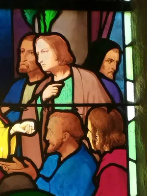 Vitrail Baie 1 : La Sainte Eucharistie dans l'Église Saint-Denis du Hanouard