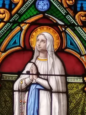 Vitrail Baie M : L'Immaculée Conception dans l'Abbatiale Saint-Sauveur à Montivilliers