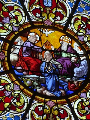 Vitrail Baie 15 : Couronnement de Marie dans l'Église Notre-Dame de la Consolation à Gonfreville-l'Orcher