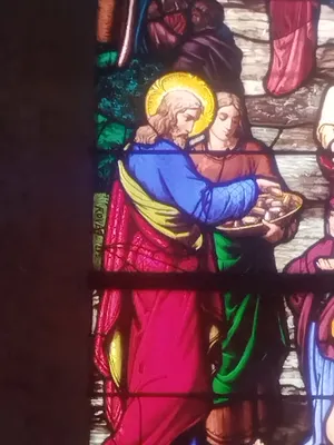 Vitrail Baie 1 : La multiplication des pains dans l'Église Saint-Erkonwald à Gonfreville-l'Orcher