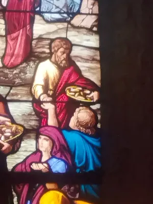 Vitrail Baie 1 : La multiplication des pains dans l'Église Saint-Erkonwald à Gonfreville-l'Orcher