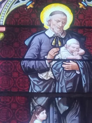 Vitrail Baie 17 : Saint-Vincent-de-Paul dans l'Église Saint-Erkonwald à Gonfreville-l'Orcher