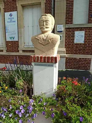 Statue de Guy de Maupassant à Yvetot
