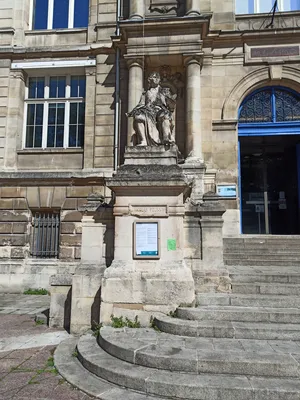 Statue de Nicolas Poussin devant le Musée des Beaux-Arts de Rouen