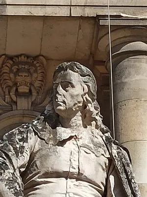 Statue de Michel Anguier devant le Musée des Beaux-Arts de Rouen
