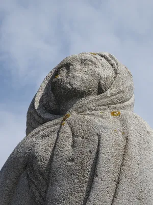 Statue : Femme de pêcheur face à la mer à Fécamp