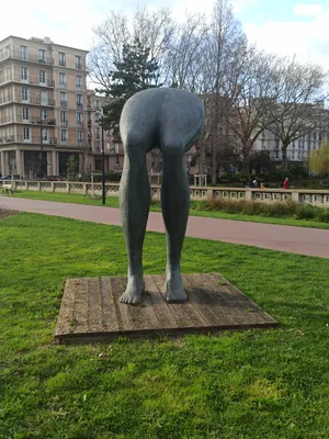 Statue Jambes par Henk Visch au Havre