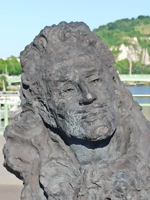 Statue de René-Robert Cavelier de La Salle sur le Pont Boieldieu à Rouen