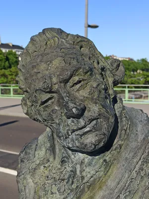 Buste de James Cook sur le Pont Boieldieu à Rouen