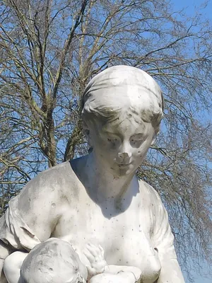Statue Le bonheur maternel dans le Jardin de l'Hôtel de Ville à Elbeuf-sur-Seine