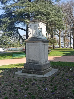 Socle de statue à Elbeuf-sur-Seine