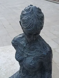 Statue Femmes sur un banc à Rouen