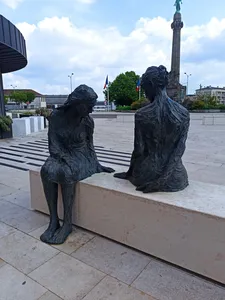 Statue Femmes sur un banc à Rouen