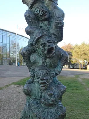 Sculpture La colonne de clowns à Canteleu