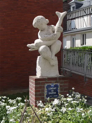 Statue de l'enfant au dauphin à Barentin