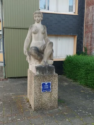 Statue de Femme assise à Barentin