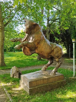 Statue de Taureau bondissant à Barentin