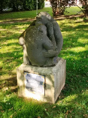 Statue de deux singes à Barentin