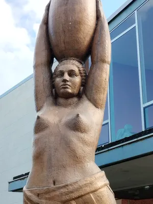 Statue de Porteuse d'amphore à Barentin