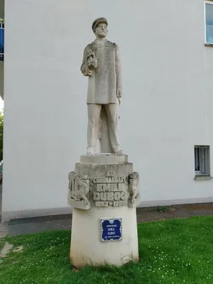 Statue du commandant Émile Duboc à Barentin