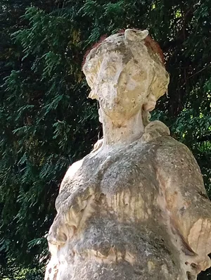 Statue du Jardin Jean Rostand à Lillebonne