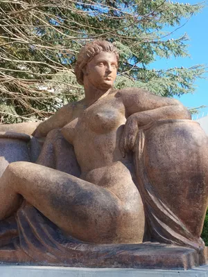 Statue de Femme assise à Barentin