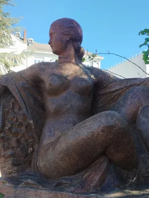 Statue de Femme assise à Barentin