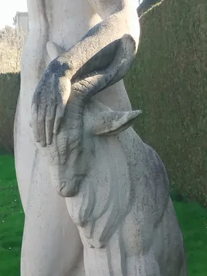 Statue de Femme au bouc à Barentin