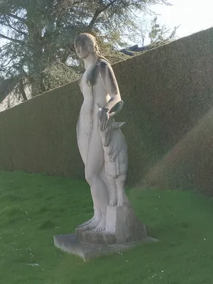 Statue de Femme au bouc à Barentin