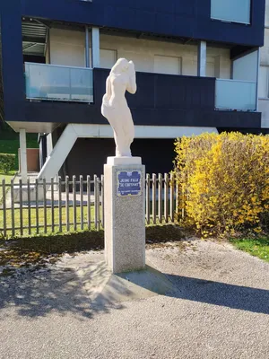 Statue de Jeune fille se coiffant à Barentin