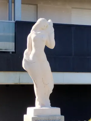 Statue de Jeune fille se coiffant à Barentin