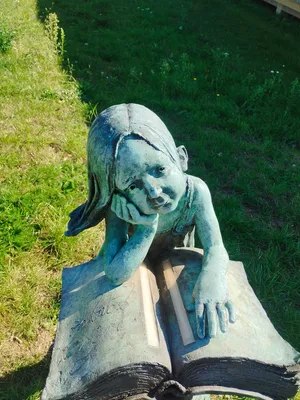Statue de la bibliothèque de La Londe