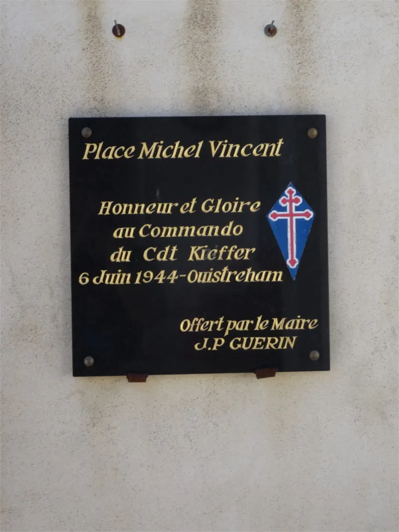 Place Michel Vincent à Manneville-la-Goupil