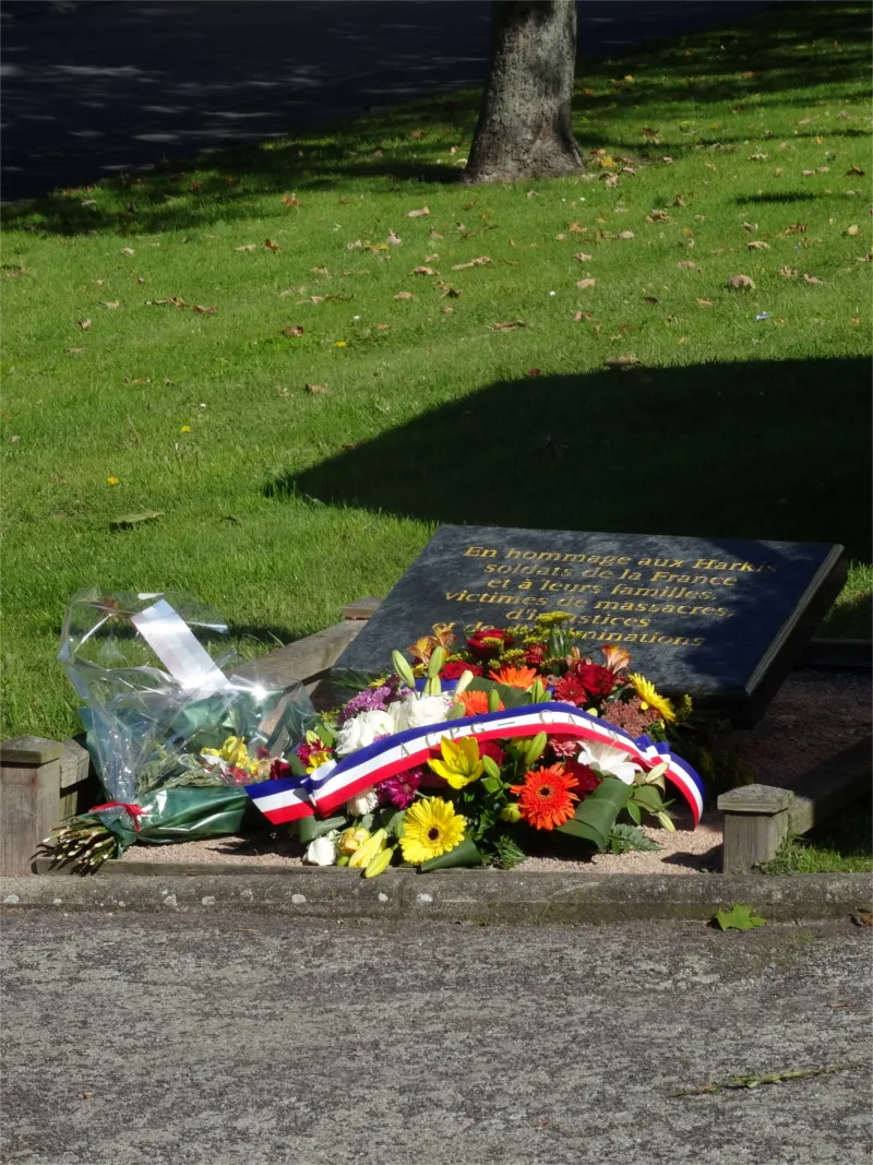 Plaque d'hommage aux Harquis de Grand-Couronne