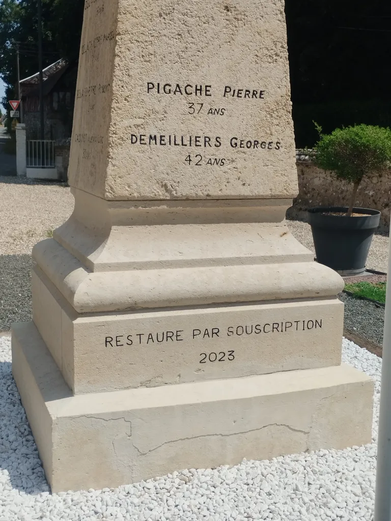 Monument aux Morts d'Hénouville