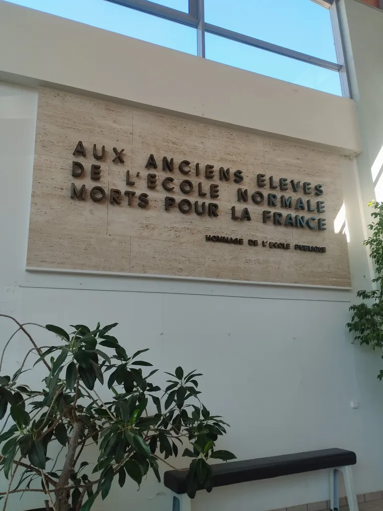 Plaque aux Anciens élèves de l'école Normale à Mont-Saint-Aignan