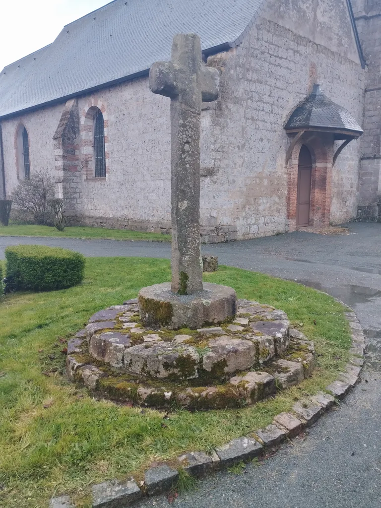 Croix de l'Église Saint-Pierre de Muchedent