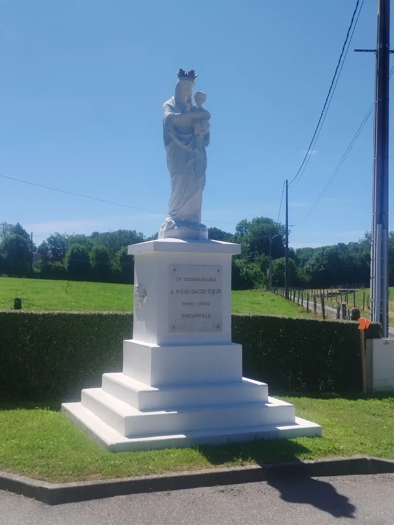 Statue de la Vierge à Harcanville