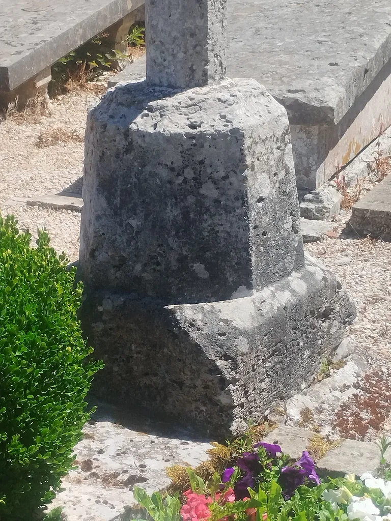 Croix de l'Église Saint-Martin à Routes