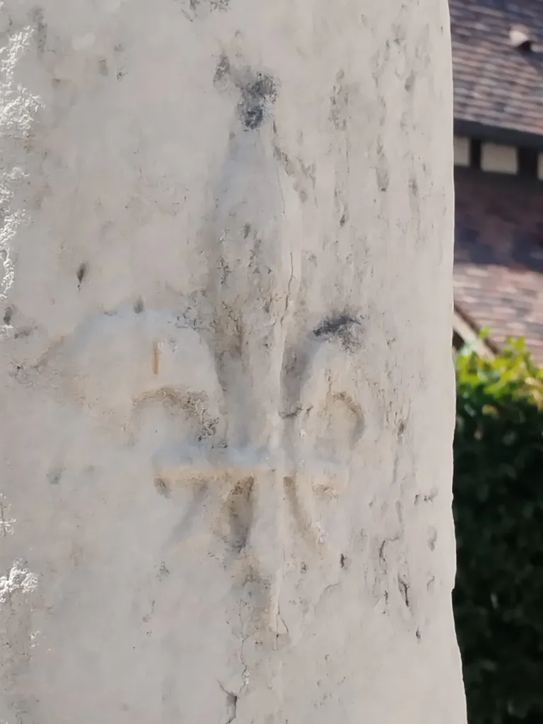 Croix du cimetière d'Hénouville