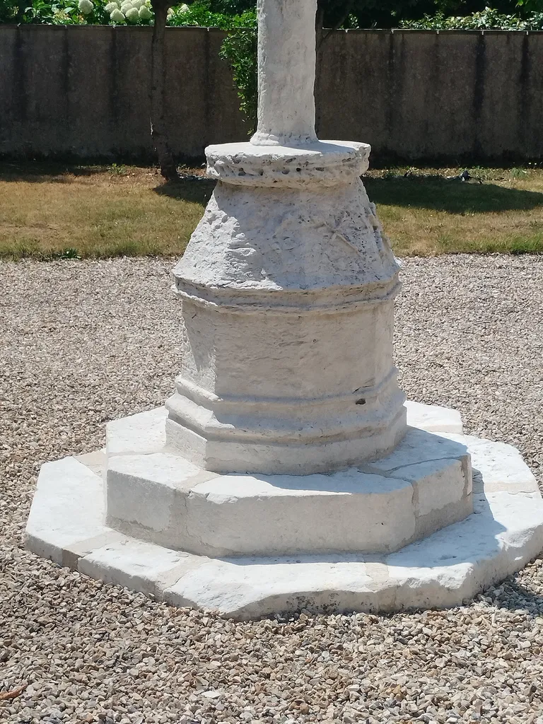 Croix du cimetière d'Hénouville