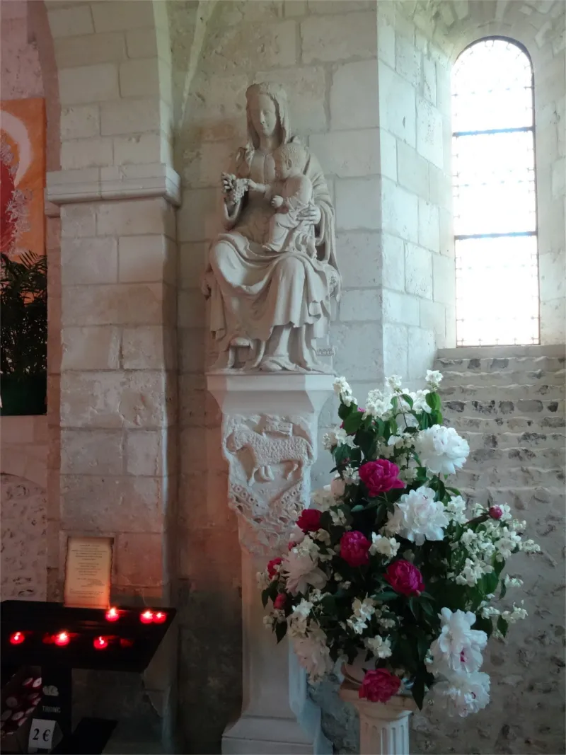 Statue grandeur nature : Vierge à l'Enfant assise au raisin de la Collégiale Saint-Pierre de Neuf-Marché