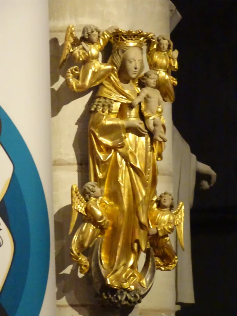 Groupe sculpté : Couronnement de la Vierge dans l'église Notre-Dame de Neufchâtel-en-Bray