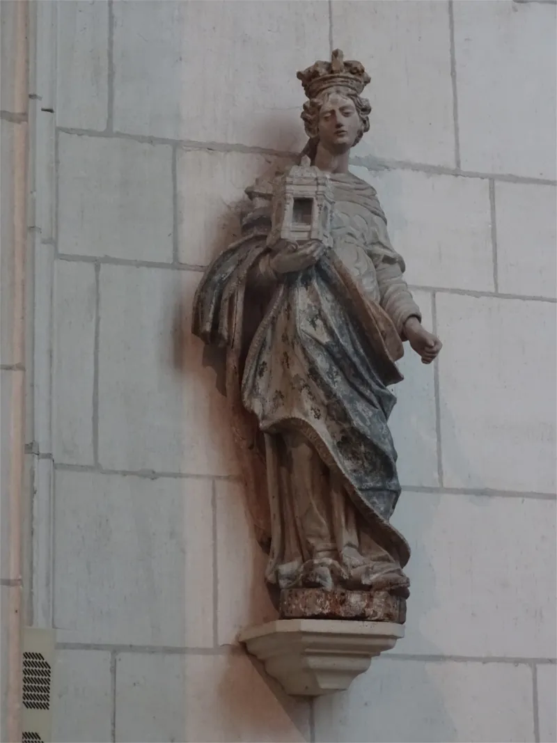 Statue grandeur nature de Sainte-Clothilde dans l'église Notre-Dame de Neufchâtel-en-Bray