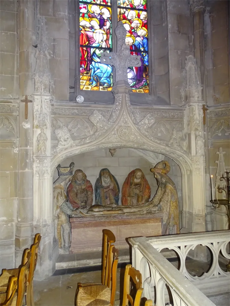 Groupe sculpté : Mise au tombeau dans l'église Notre-Dame de Neufchâtel-en-Bray