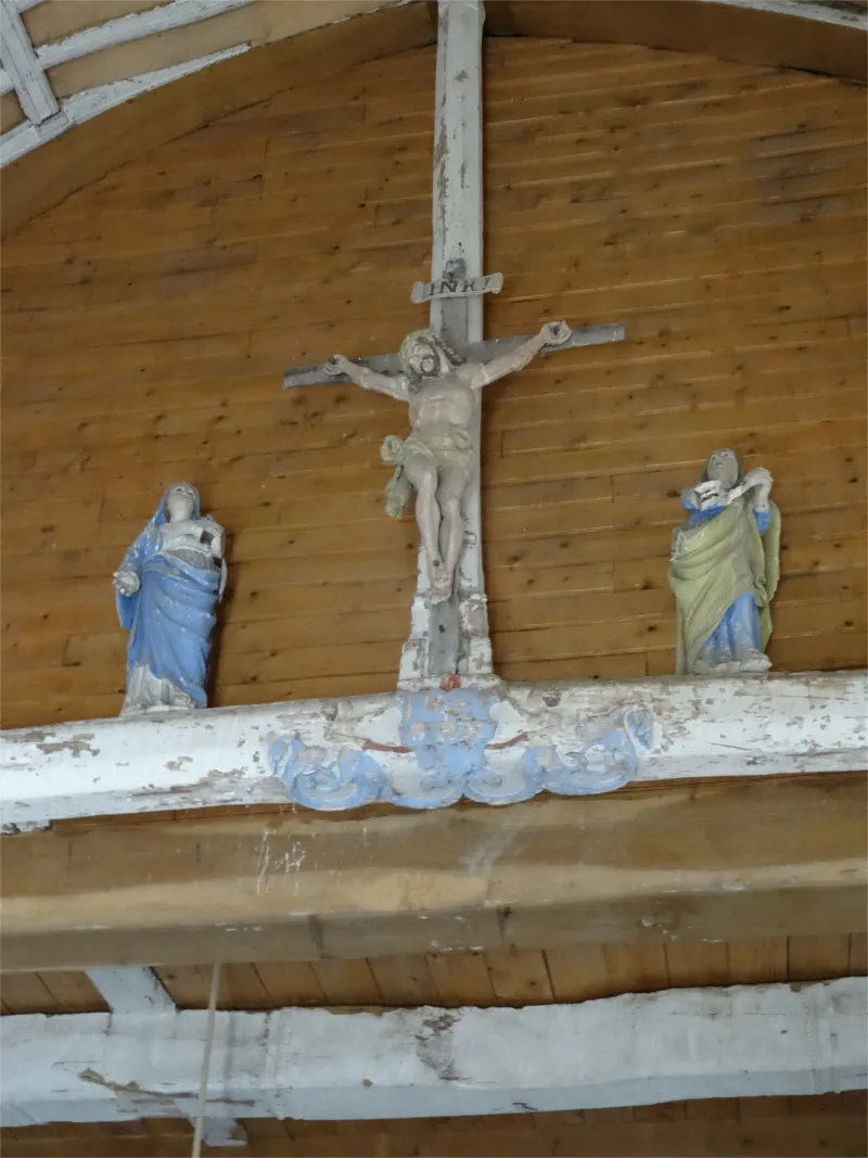 Statue Christ en croix dans l'église de la Sainte-Trinité d'Estouteville-Écalles