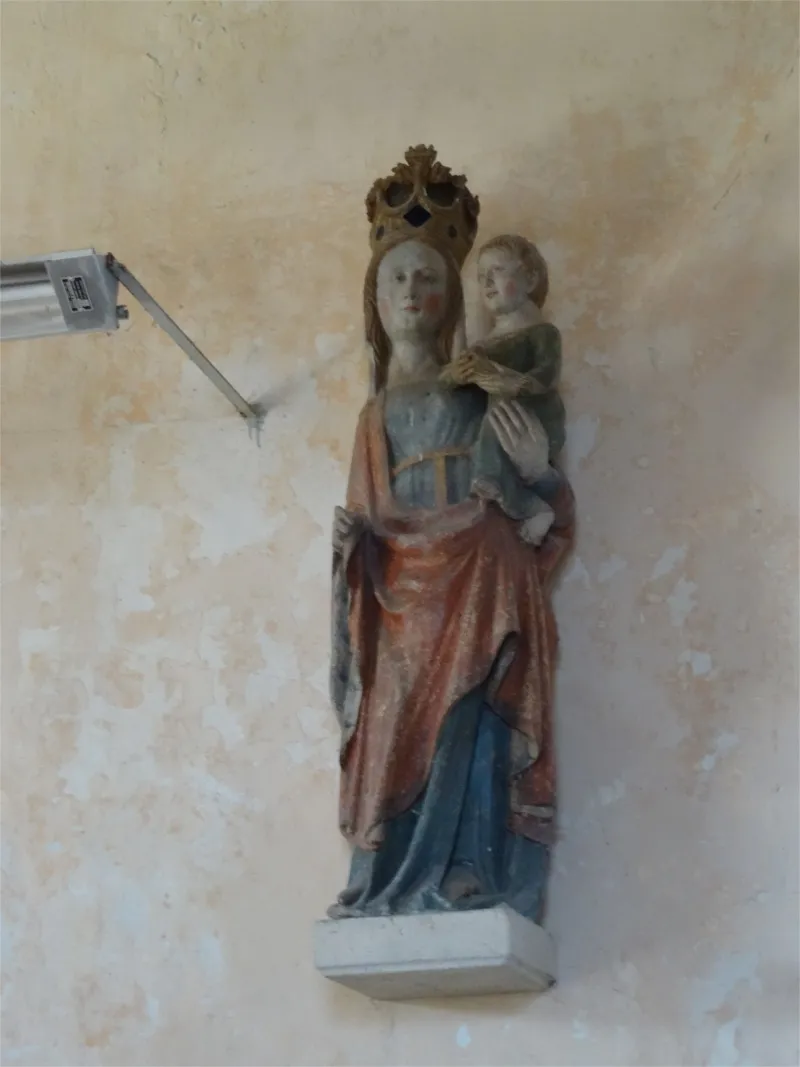 Statue La Vierge à l'Enfant dans l'église de la Sainte-Trinité d'Estouteville-Écalles